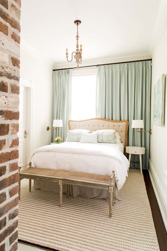 3 ways to decorate a small guest room with an off-center window to maximize function, comfort and space. - Bless & # 39; er House # guest bedroom #Furniturelayout