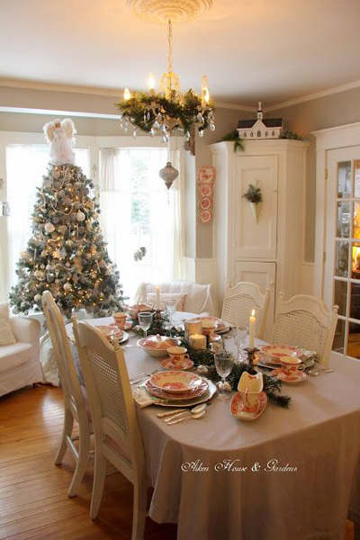 Christmas dining room decor 6 "width =" 400 "height =" 600 "srcset =" https://mileray.com/wp-content/uploads/2018/01/christmas-dining-room-decor-6-Kristin-Komstead. jpg 400w, https://mileray.com/wp-content/uploads/2018/01/christmas-dining-room-decor-6-Kristin-Komstead-200x300.jpg 200w, https://mileray.com/wp - content / uploads / 2018/01 / Christmas-dining-room-decor-6-Kristin-Komstead-280x420.jpg 280w "sizes =" (maximum width: 400px) 100vw, 400px