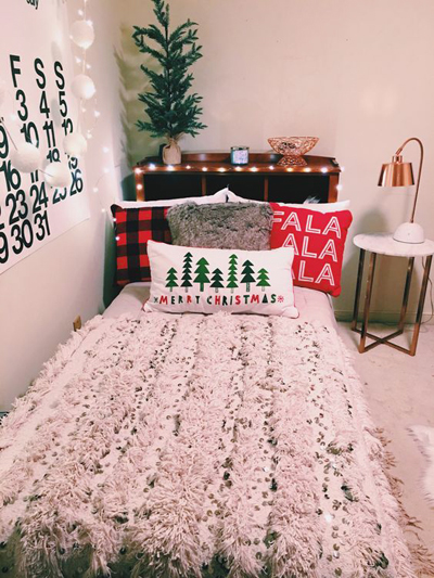 Christmas bedroom decor 1 "width =" 400 "height =" 533 "srcset =" https://mileray.com/wp-content/uploads/2020/05/1588507372_706_Christmas-Bedroom-Decor-Bring-the-Christmas-Spirit-Inside-Your.jpg 400w , https://mileray.com/wp-content/uploads/2018/01/christmas-bedroom-decor-1-Regina-Beatrix-225x300.jpg 225w, https://mileray.com/wp-content/uploads/ 2018/01 / Christmas-Bedroom-Decor-1-Regina-Beatrix-315x420.jpg 315w "Sizes =" (maximum width: 400px) 100vw, 400px