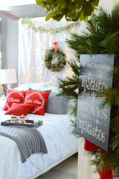 Christmas bedroom decor 2 "width =" 400 "height =" 600 "srcset =" https://mileray.com/wp-content/uploads/2020/05/1588507374_687_Christmas-Bedroom-Decor-Bring-the-Christmas-Spirit-Inside-Your.jpg 400w , https://mileray.com/wp-content/uploads/2018/01/christmas-bedroom-decor-2-Marilyn-Sorensen-200x300.jpg 200w, https://mileray.com/wp-content/uploads/ 2018/01 / Christmas-Bedroom-Decor-2-Marilyn-Sorensen-280x420.jpg 280w "sizes =" (maximum width: 400px) 100vw, 400px