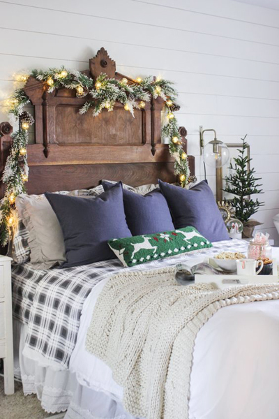 Christmas bedroom decor 8 "width =" 400 "height =" 600 "srcset =" https://mileray.com/wp-content/uploads/2020/05/1588507382_841_Christmas-Bedroom-Decor-Bring-the-Christmas-Spirit-Inside-Your.jpg 400w , https://mileray.com/wp-content/uploads/2018/01/christmas-bedroom-decor-8-Reality-Daydream-200x300.jpg 200w, https://mileray.com/wp-content/uploads/ 2018/01 / Christmas-Bedroom-Decor-8-Reality-Daydream-280x420.jpg 280w "sizes =" (maximum width: 400px) 100vw, 400px