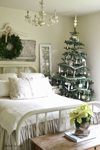Christmas bedroom decor 9 "width =" 400 "height =" 599 "srcset =" https://mileray.com/wp-content/uploads/2020/05/1588507384_251_Christmas-Bedroom-Decor-Bring-the-Christmas-Spirit-Inside-Your.jpg 400w , https://mileray.com/wp-content/uploads/2018/01/christmas-bedroom-decor-9-Wanda-Henderson-200x300.jpg 200w, https://mileray.com/wp-content/uploads/ 2018/01 / Christmas-Bedroom-Decor-9-Wanda-Henderson-280x420.jpg 280w "sizes =" (maximum width: 400px) 100vw, 400px