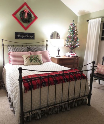 Christmas bedroom decor 10 "width =" 400 "height =" 478 "srcset =" https://mileray.com/wp-content/uploads/2020/05/1588507385_4_Christmas-Bedroom-Decor-Bring-the-Christmas-Spirit-Inside-Your.jpg 400w , https://mileray.com/wp-content/uploads/2018/01/christmas-bedroom-decor-10-Jann-Olson-251x300.jpg 251w, https://mileray.com/wp-content/uploads/ 2018/01 / Christmas-Bedroom-Decor-10-Jann-Olson-351x420.jpg 351w "sizes =" (maximum width: 400px) 100vw, 400px
