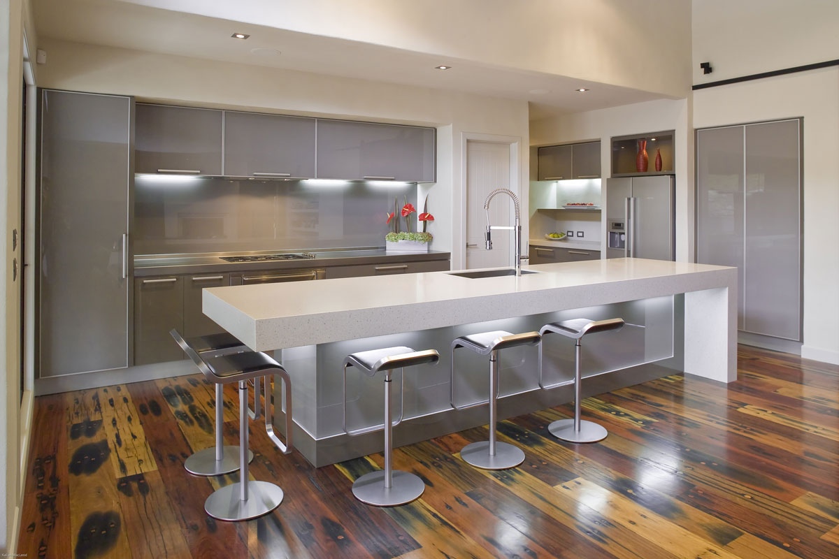 Modern white kitchen design ideas "width =" 1200 "height =" 800 "srcset =" https://mileray.com/wp-content/uploads/2020/05/1588512694_290_12-Small-Kitchen-Design-Ideas-With-Beautiful-Light-Decoration-by.jpg 1200w , https://mileray.com/wp-content/uploads/2016/06/silver-and-white-modern-kitchen-300x200.jpg 300w, https://mileray.com/wp-content/uploads/2016/ 06 /silver-and-white-modern-kitchen-768x512.jpg 768w, https://mileray.com/wp-content/uploads/2016/06/silver-and-white-modern-kitchen-1024x683.jpg 1024w, https: //mileray.com/wp-content/uploads/2016/06/silver-and-white-modern-kitchen-696x464.jpg 696w, https://mileray.com/wp-content/uploads/2016/06 / Silver-white-modern-kitchen-1068x712.jpg 1068w, https://mileray.com/wp-content/uploads/2016/06/silver-and-white-modern-kitchen-630x420.jpg 630w "sizes =" (maximum width: 1200px) 100vw, 1200px