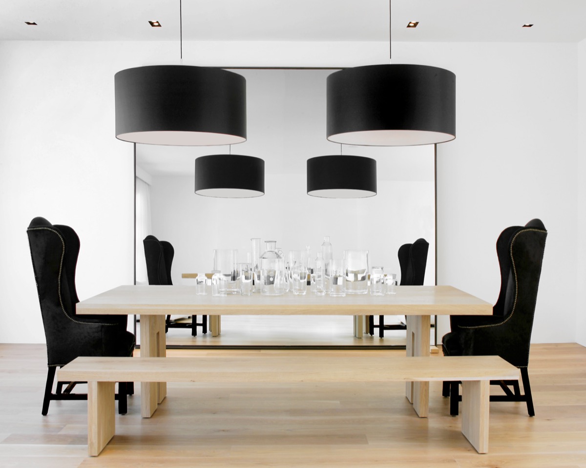 light wooden table and floor black and white dining room "width =" 1200 "height =" 960 "srcset =" https://mileray.com/wp-content/uploads/2017/04 / light-wooden-table-and -floor-black-and-white-dining-room-Nicole-Hollis.jpg 1200w, https://mileray.com/wp-content/uploads/2017/04/light-wooden- table-and-floor-black- White-dining-room-Nicole-Hollis-300x240.jpg 300w, https://mileray.com/wp-content/uploads/2017/04/light-wooden-table-and-floor-black-and-white-dining room-Nicole-Hollis -768x614.jpg 768w, https://mileray.com/wp-content/uploads/2017/04/light-wooden-table-and-floor- black and white dining room-Nicole-Hollis-1024x819.jpg 1024w, https : //mileray.com/wp-content/uploads/2017/04/light-wooden-table-and-floor-black-and -white-esszimmer-Nicole-Hollis-696x557.jpg 696w, https: // myfashionos. com / wp-content / uploads / 2017/04 / light-wooden-table-and-floor-black-and-white- dining room-Nicole-Hollis-1068x854.jpg 1068w, https://mileray.com/wp-content / uploads / 2017/04 / light-wooden-table-and-floor-black-and-white-di ning-room -Nicole-Hollis-525x420.jpg 525w "sizes =" (maximum width: 1200px) 100vw, 1200px