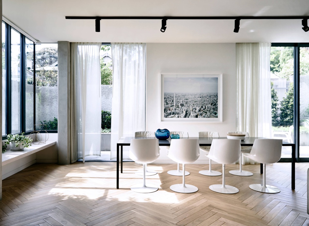White-pod-chairs-framed-seascape-dining room "width =" 1200 "height =" 879 "srcset =" https://mileray.com/wp-content/uploads/2017/05/white-pod-chairs -framed -seascape-esszimmer-MAArchitects.jpg 1200w, https://mileray.com/wp-content/uploads/2017/05/white-pod-chairs-framed-seascape-dining-room-MAArchitects-300x220. jpg 300w, https://mileray.com/wp-content/uploads/2017/05/white-pod-chairs-framed-seascape-dining-room-MAArchitects-768x563.jpg 768w, https://mileray.com/ wp-content / uploads / 2017/05 / white-pod-chairs-framed-seascape-dining-room-MAArchitects-1024x750.jpg 1024w, https://mileray.com/wp-content/uploads/2017/05/white -pod -chairs-framed-seascape-dining room-MAArchitects-80x60.jpg 80w, https://mileray.com/wp-content/uploads/2017/05/white-pod-chairs-framed-seascape-dining- room-MAArchitects- 696x510.jpg 696w, https://mileray.com/wp-content/uploads/2017/05/white-pod-chairs-framed-seascape-dining-room-MAArchitects-1068x782.jpg 1068w, https: // myfashionos. com / wp-content / uploads / 2017/05 / white-pod-chairs- framed-seascape-dining-room-MAArchitects-573x420.jpg 573w "sizes =" (maximum width: 1200px) 100vw, 1200px