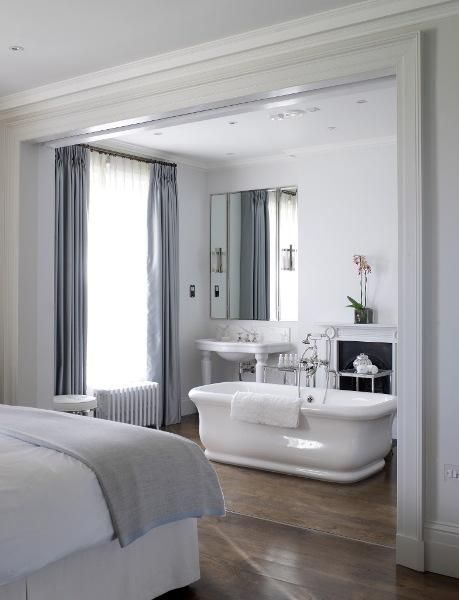 Eye for design: bathtubs in the bedroom ....... A trend that is becoming increasingly popular.