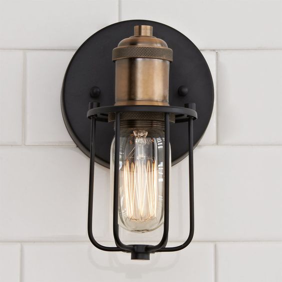 This bold industrial look has a lot of style with a matte black cage screen inspired by the warehouse and a striking gold frame. The effect is enhanced by the 360 ​​degree adjustability of the lamps. Can be mounted on the wall or on the ceiling.