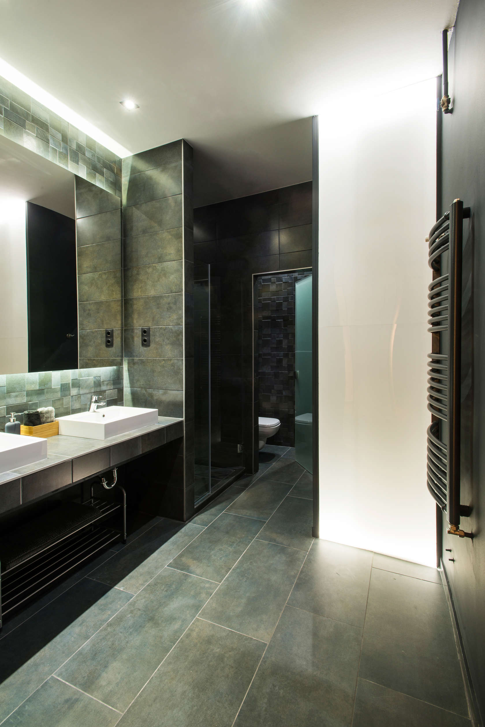 dark tile bathroom design "width =" 1680 "height =" 2517 "srcset =" https://mileray.com/wp-content/uploads/2020/05/1588515134_368_Decorating-Bathroom-Backsplash-Ideas-Showing-a-Modern-and-Luxury-Design.jpg 1680w , https://mileray.com/wp-content/uploads/2016/09/Blue-green-tiles-bathroom-Gaspar-Bonta-200x300.jpg 200w, https://mileray.com/wp-content/uploads/ 2016/09 / Teal-Bathroom-Gaspar-Bonta-768x1151.jpg 768w, https://mileray.com/wp-content/uploads/2016/09/Blue-green-tiles-bathroom-Gaspar-Bonta -683x1024 .jpg 683w, https://mileray.com/wp-content/uploads/2016/09/Blue-green-tiles-bathroom-Gaspar-Bonta-696x1043.jpg 696w, https://mileray.com/wp -content / uploads / 2016/09 / Teal-Bathroom-Gaspar-Bonta-1068x1600.jpg 1068w, https://mileray.com/wp-content/uploads/2016/09/Blue-green-tiles- Bathroom-Gaspar- Bonta-280x420.jpg 280w "sizes =" (maximum width: 1680px) 100vw, 1680px