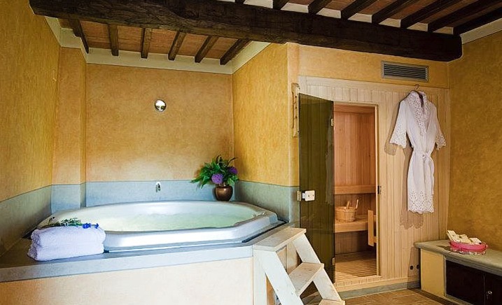 Tuscan-style bathroom, large bathtub "width =" 717 "height =" 436 "srcset =" https://mileray.com/wp-content/uploads/2016/09/Tuscan-style-bathroom-large-bath-Italy -Traveller .jpeg 717w, https://mileray.com/wp-content/uploads/2016/09/Tuscan-style-bathroom-large-bath-Italy-Traveller-300x182.jpeg 300w, https://mileray.com / wp -content / uploads / 2016/09 / Tuscan-style bathroom-large-bathtub-Italy-Traveler-696x423.jpeg 696w, https://mileray.com/wp-content/uploads/2016/09/Tuscan-style - Bathroom-large-bathtub-Italy-traveler-691x420.jpeg 691w ​​"sizes =" (maximum width: 717px) 100vw, 717px