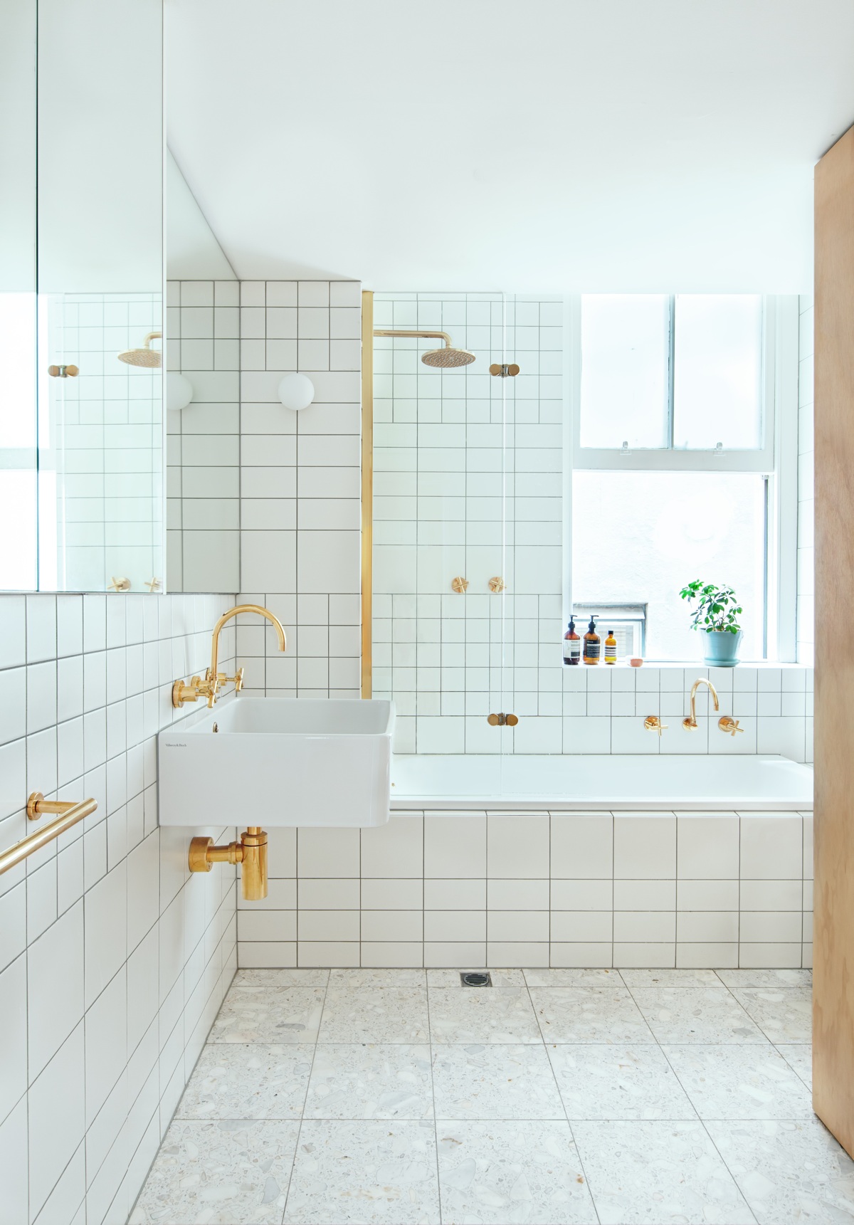 white minimalist bathroom design "width =" 1200 "height =" 1721 "srcset =" https://mileray.com/wp-content/uploads/2020/05/1588516239_801_Minimalist-Bathroom-Designs-Looks-So-Trendy-With-Backsplash-and-Wooden.jpg 1200w, https://mileray.com/wp - content / uploads / 2016/09 / Sinato-209x300.jpg 209w, https://mileray.com/wp-content/uploads/2016/09/Sinato-768x1101.jpg 768w, https://mileray.com/wp - content / uploads / 2016/09 / Sinato-714x1024.jpg 714w, https://mileray.com/wp-content/uploads/2016/09/Sinato-696x998.jpg 696w, https://mileray.com/wp - content / uploads / 2016/09 / Sinato-1068x1532.jpg 1068w, https://mileray.com/wp-content/uploads/2016/09/Sinato-293x420.jpg 293w "sizes =" (maximum width: 1200px) 100vw , 1200px