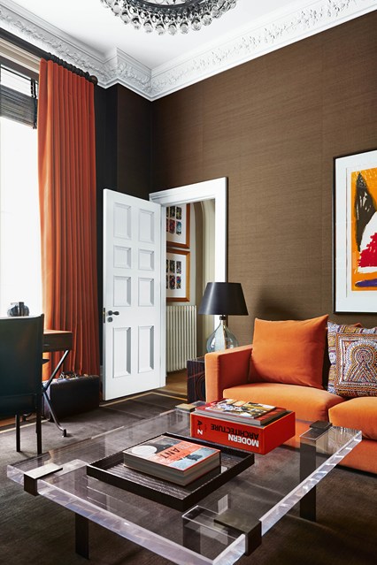 minimalist design ideas for dark colors for the living room "width =" 426 "height =" 639 "srcset =" https://mileray.com/wp-content/uploads/2020/05/Modern-Living-Room-Design-With-Dark-Color-Concept.jpg 426w, https: / /mileray.com/wp-content/uploads/2016/06/Kate-Martin-200x300.jpg 200w, https://mileray.com/wp-content/uploads/2016/06/Kate-Martin-280x420.jpg 280w "Sizes =" (maximum width: 426 pixels) 100 VW, 426 pixels