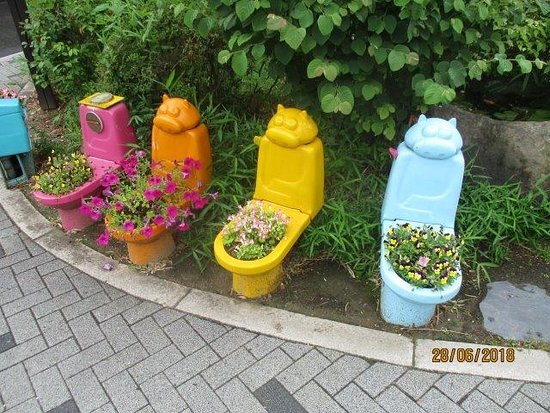 makes beautiful flower pots - Picture of Mr. Toilet House, Suwon .