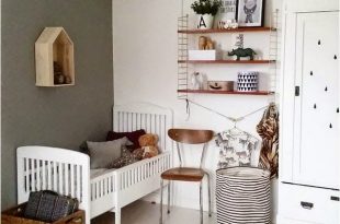 Love the dark wooden touches - a vintage and modern toddler room .