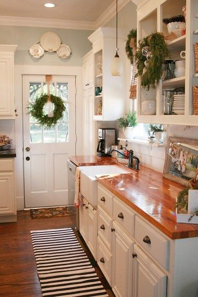 white kitchen with a Christmas touch / The Cottage at 341 South! I .