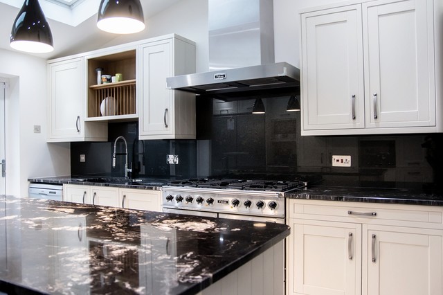 SATIN BLACK" glass splashback on white kitchen - Modern .