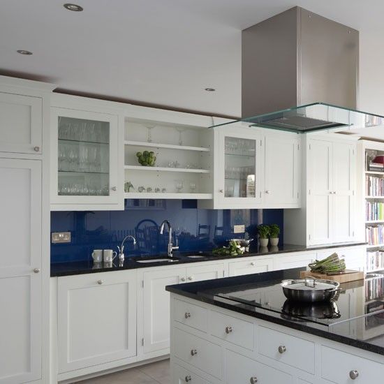 Classic blue-and-white kitchen in 2020 | Blue kitchen decor .