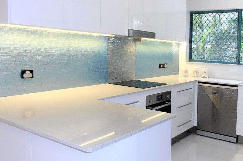 Innovative Ways of Using Glass Art to Decorate a Luxury Kitchen .