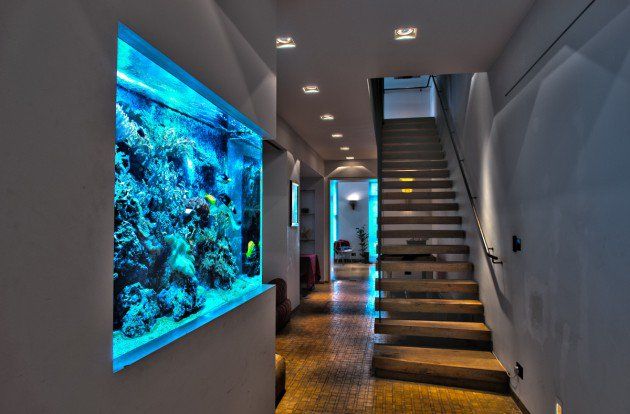 16 Truly Amazing Interiors With Fascinating Aquarium | Home stairs .