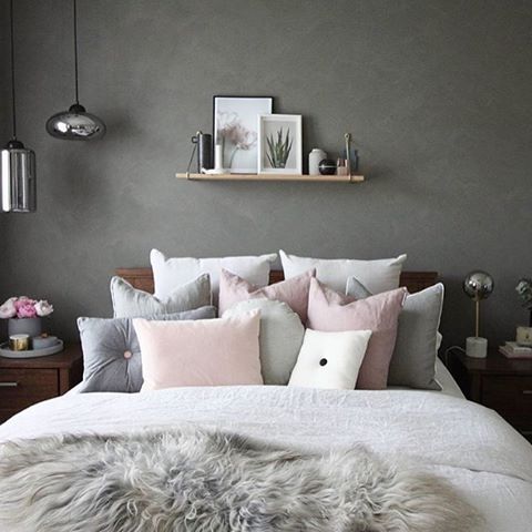 Love this beautiful grey and pink bedroom! Image @decoride .