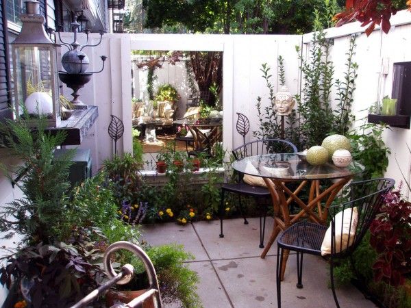 How to Make a Small Garden Look Bigger | Small courtyard gardens .